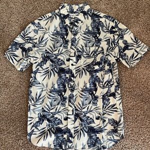 Mens size small short sleeved button up